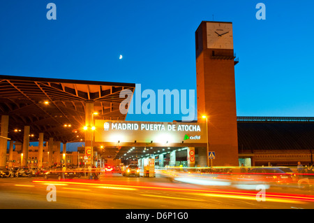 Puerta de Atocha-Bahnhof, Nachtansicht. Madrid, Spanien. Stockfoto