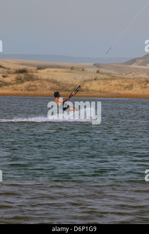 Ein kite Boarder ist über Wasser durch einen power Kite in Algarve, die südlichste Region Portugals gezogen Stockfoto