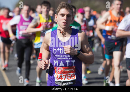 Greenwich, London, UK. 21. April 2013. Marathonläufer auf Shooters Hill, Greenwich, beim Virgin London Marathon 2013. Foto: Nick Savage/Alamy Live-Nachrichten Stockfoto