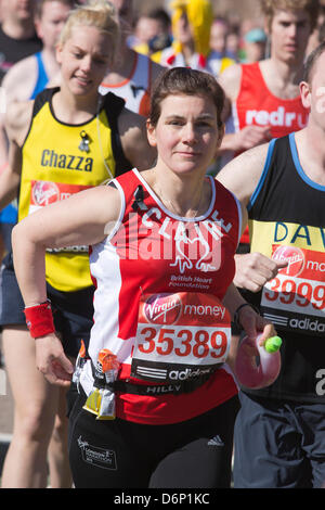Greenwich, London, UK. 21. April 2013. Marathonläufer auf Shooters Hill, Greenwich, beim Virgin London Marathon 2013. Foto: Nick Savage/Alamy Live-Nachrichten Stockfoto