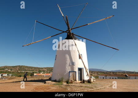 Einer alten Mühle Moinho de Vento in einer ländlichen Gegend in Algarve, die südlichste Region Portugals Stockfoto