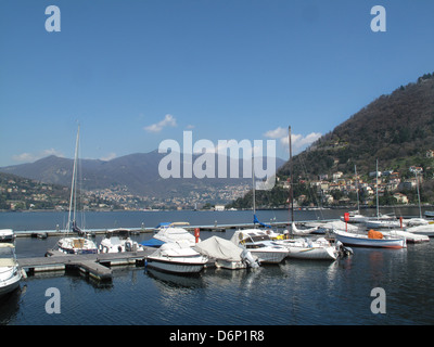 Yachten ankern in der Marina in Como am Lago di Como in Italien Stockfoto