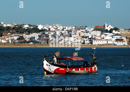 Eine tour Boot Bootfahren entlang den Fluss Arade mit Blick auf die Stadt von Ferragudo im Hintergrund, an der westlichen Grenze der Gemeinde Lagoa, Algarve, die südlichste Region von Portugal Stockfoto