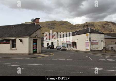 Tillicoultry street Szene mit Ochil Hills clackmannanshire Schottland april 2013 Stockfoto