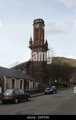 Glockenturm und Wohnstraße tillicoultry mit Ochil Hills clackmannanshire Schottland april 2013 Stockfoto