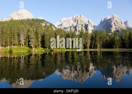 Überlegungen bei Sonnenuntergang zum Antorno-See, Misurina, Tre Cime di Lavaredo, Belluno, Dolomiten, Italien, Europa Stockfoto