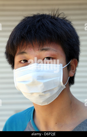 Japanischen Mann trägt eine schützenden Gesichtsmaske, Tokyo, Japan Stockfoto