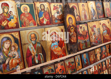 Griechisch-orthodoxe Ikonen angeboten für den Verkauf außerhalb der Alexander Nevsky Cathedral, Sofia, Bulgarien, Europa Stockfoto