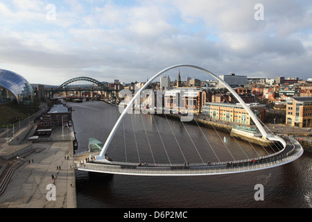 Millennium Bridge und Tyne Bridge überspannen den Fluss Tyne von Gateshead, Newcastle, Tyne and Wear, England, UK Stockfoto