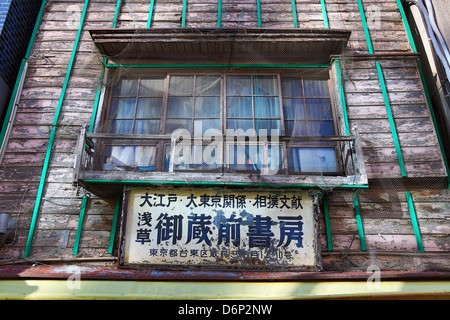 Alte hölzerne shop Vorder- und Zeichen, Tokyo, Japan Stockfoto