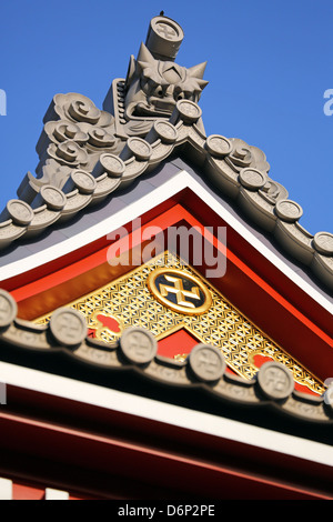 Gold buddhistische Hakenkreuz-Symbol auf einem Sensoji Asakusa Kannon Tempel, Tokyo, Japan Stockfoto