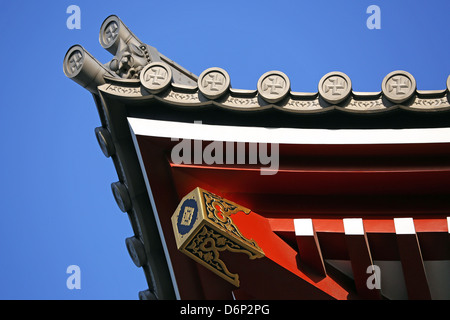 Buddhistische Hakenkreuz-Symbol auf einem Dach in der Sensoji Asakusa Kannon Tempel, Tokyo, Japan Stockfoto