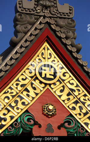 Gold buddhistische Hakenkreuz-Symbol auf einem Sensoji Asakusa Kannon Tempel, Tokyo, Japan Stockfoto