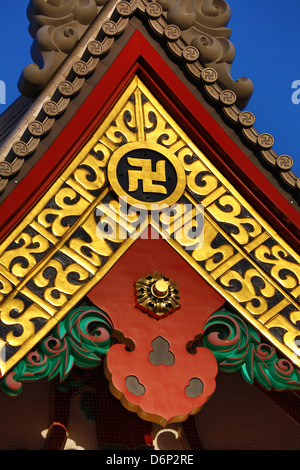 Gold buddhistische Hakenkreuz-Symbol auf einem Sensoji Asakusa Kannon Tempel, Tokyo, Japan Stockfoto