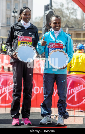 Elite Herren und Damen Sieger Tsegaye Kebede und Priscah Jeptoo bei Virgin London Marathon Medaille Präsentationen auf 21.04.2013 in The Mall, London. Personen im Bild: Tsegaye Kebede, Priscah Jeptoo. Bild von Julie Edwards Stockfoto