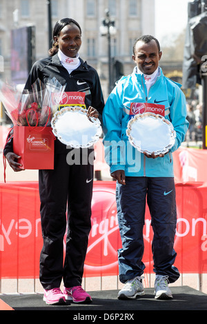 Elite Herren und Damen Sieger Tsegaye Kebede und Priscah Jeptoo bei Virgin London Marathon Medaille Präsentationen auf 21.04.2013 in The Mall, London. Personen im Bild: Tsegaye Kebede, Priscah Jeptoo. Bild von Julie Edwards Stockfoto