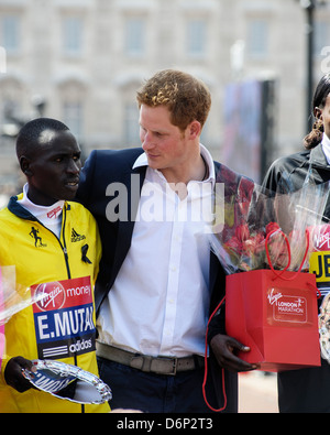 2. platzierte Mutai bei Virgin London Marathon Medaille Präsentationen auf 21.04.2013 in The Mall, London. Personen im Bild: Prinz Harry, Emmanuel Mutai. Bild von Julie Edwards Stockfoto