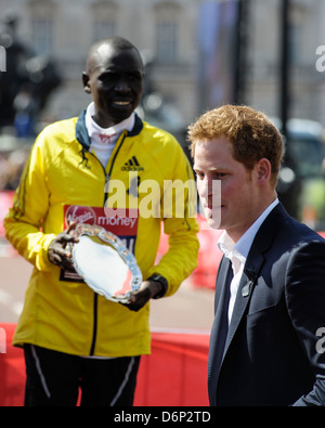 2. platzierte Mutai bei Virgin London Marathon Medaille Präsentationen auf 21.04.2013 in The Mall, London. Personen im Bild: Prinz Harry, Emmanuel Mutai. Bild von Julie Edwards Stockfoto