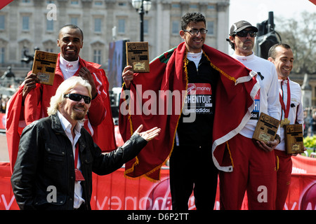 Virgin London Marathon Medaille Präsentationen auf 21.04.2013 in der Mall, London. Personen im Bild: Richard Branson. Bild von Julie Edwards Stockfoto