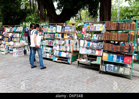 Kubanische Havanna, La Habana, Cuba, Südamerika, Lateinamerika. Markt der gebrauchten und seltene Oldtimer Bücher in Plaza de Armas Stockfoto