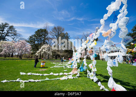 Roslyn Harbor, New York, USA. 21. April 2013. Bei feiern Earth Day im Nassau County Museum of Art, Menschen bringen Plastiktüten zum Recyceln in einer Tasche-Flagge, die eine Zeichenfolge Skulptur Kunstwerk, mit Künstlern aus NYC Kunst ist kollektive Free Style Arts Association. Stockfoto