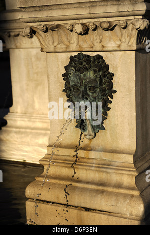 Kroatien. Zagreb. Heilige Maria Spalte mit Engeln und Brunnen von Hermann Bolle (1845-1926). Rohr-Brunnen. Detail. Kaptol Square. Stockfoto