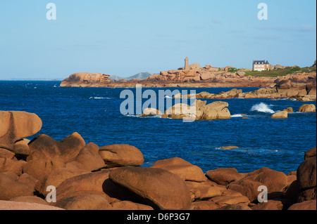 Pointe de Squewel und meine Ruz Leuchtturm, Männer Ruz, littoral Haus, Ploumanach, Côtes d ' Armor, Bretagne, Frankreich Stockfoto