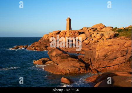 Pointe de Squewel und meine Ruz Leuchtturm, Männer Ruz, Ploumanach, Cote de Granit Rose, Côtes d ' Armor, Bretagne, Frankreich Stockfoto