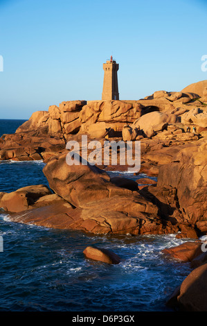 Pointe de Squewel und meine Ruz Leuchtturm, Männer Ruz, Ploumanach, Cote de Granit Rose, Côtes d ' Armor, Bretagne, Frankreich Stockfoto