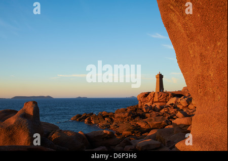 Pointe de Squewel und meine Ruz Leuchtturm, Männer Ruz, Ploumanach, Cote de Granit Rose, Côtes d ' Armor, Bretagne, Frankreich Stockfoto