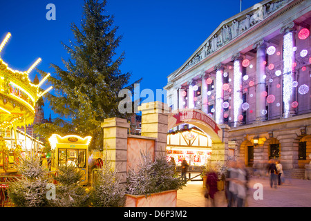 Rathaus und Weihnachtsmarkt-Ständen in der Market Square, Nottingham, Nottinghamshire, England, Vereinigtes Königreich, Europa Stockfoto