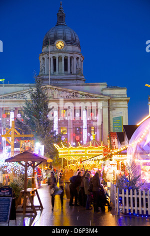 Rathaus und Weihnachtsmarkt-Ständen in der Market Square, Nottingham, Nottinghamshire, England, Vereinigtes Königreich, Europa Stockfoto