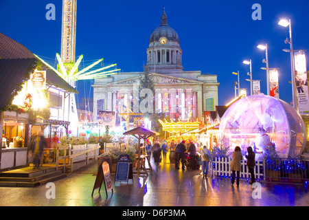 Rathaus und Weihnachtsmarkt-Ständen in der Market Square, Nottingham, Nottinghamshire, England, Vereinigtes Königreich, Europa Stockfoto