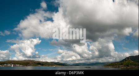 Cumulus-Wolken über Loch Alsh von Kyleakin, Isle Of Skye, Schottland, UK Stockfoto