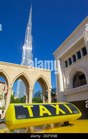 Burj Khalifa und Taxi, Dubai, Vereinigte Arabische Emirate, Naher Osten Stockfoto