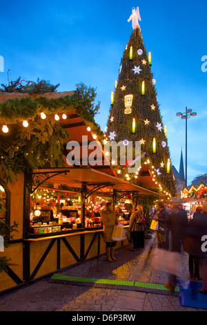 Weihnachtsmarkt und der größte Weihnachtsbaum der Welt, Hansaplatz, Dortmund, Nordrhein-Westfalen, Deutschland, Europa Stockfoto