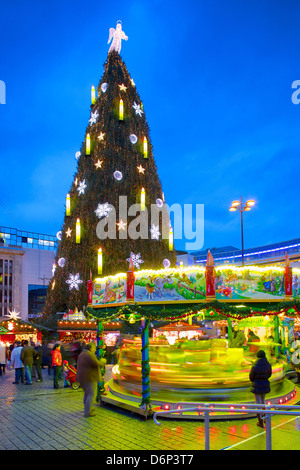 Weihnachtsmarkt und der größte Weihnachtsbaum der Welt, Hansaplatz, Dortmund, Nordrhein-Westfalen, Deutschland, Europa Stockfoto