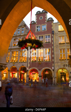 Blick durch Bögen am Prinzipalmarkt, Münster, Nordrhein-Westfalen, Deutschland, Europa Stockfoto