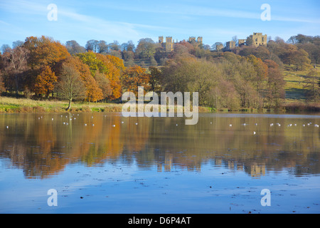 Hardwick Hall reflektieren im Teich, Hardwick Hall Park, Derbyshire, England, Vereinigtes Königreich, Europa Stockfoto