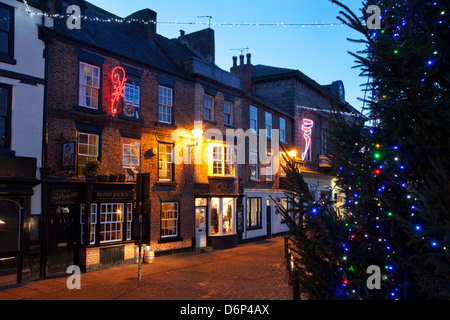 Weihnachtsbaum und Marktplatz in der Abenddämmerung, Knaresborough, North Yorkshire, Yorkshire, England, Vereinigtes Königreich, Europa Stockfoto