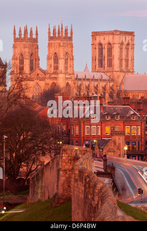 York Minster von der Stadtmauer in der Dämmerung, York, Yorkshire, England, Vereinigtes Königreich, Europa Stockfoto