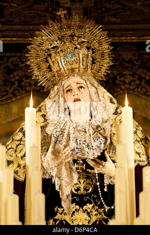 Bild der Jungfrau Maria auf Float (Pasos) durchgeführt, während der Semana Santa (Karwoche), Sevilla, Andalusien, Spanien, Europa Stockfoto