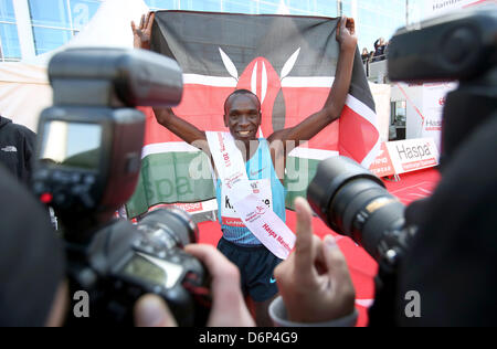 Eliud Kipchoge aus Kenia gewinnt die 28. Hamburg in Hamburg, Deutschland, 21. April 2013. Mehr als 15 000 Personen nahmen an der traditionellen Sportveranstaltung. Foto: Christian Charisius Stockfoto