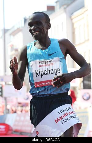 Eliud Kipchoge aus Kenia gewinnt die 28. Hamburg in Hamburg, Deutschland, 21. April 2013. Mehr als 15 000 Personen nahmen an der traditionellen Sportveranstaltung. Foto: Christian Charisius Stockfoto