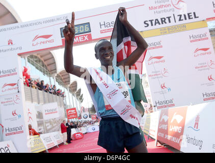 Eliud Kipchoge aus Kenia gewinnt die 28. Hamburg in Hamburg, Deutschland, 21. April 2013. Mehr als 15 000 Personen nahmen an der traditionellen Sportveranstaltung. Foto: Christian Charisius Stockfoto