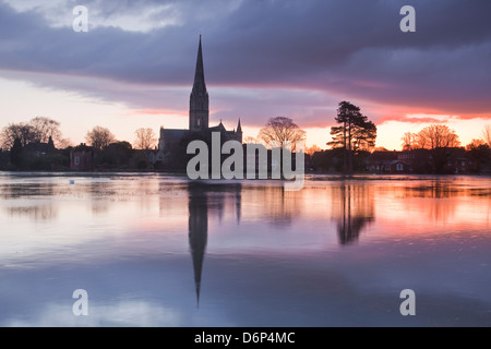 Kathedrale von Salisbury in der Morgendämmerung spiegelt sich in den überfluteten West Harnham Wässermatten, Salisbury, Wiltshire, England, UK Stockfoto