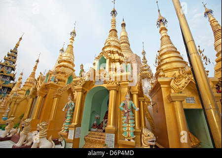 Goldene Türme umgeben die Kuppel an der Shwedagon Pagode Rangun Myanmar (Birma) Stockfoto