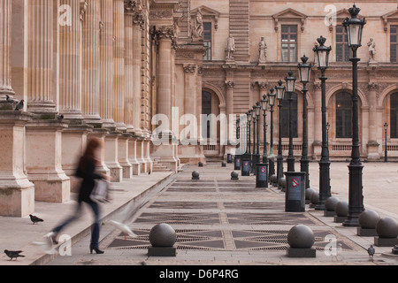 Eine Frau geht durch das Louvre Museum in Paris, Frankreich, Europa Stockfoto