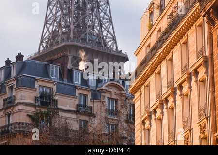 Der Eiffelturm und typische Paris Wohnungen, Paris, Frankreich, Europa Stockfoto