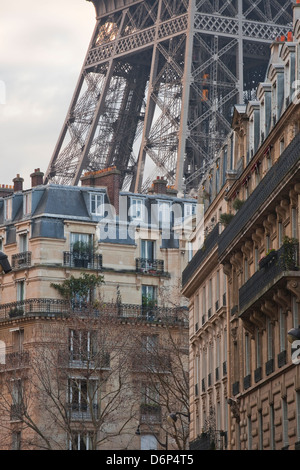 Der Eiffelturm und typische Paris Wohnungen, Paris, Frankreich, Europa Stockfoto